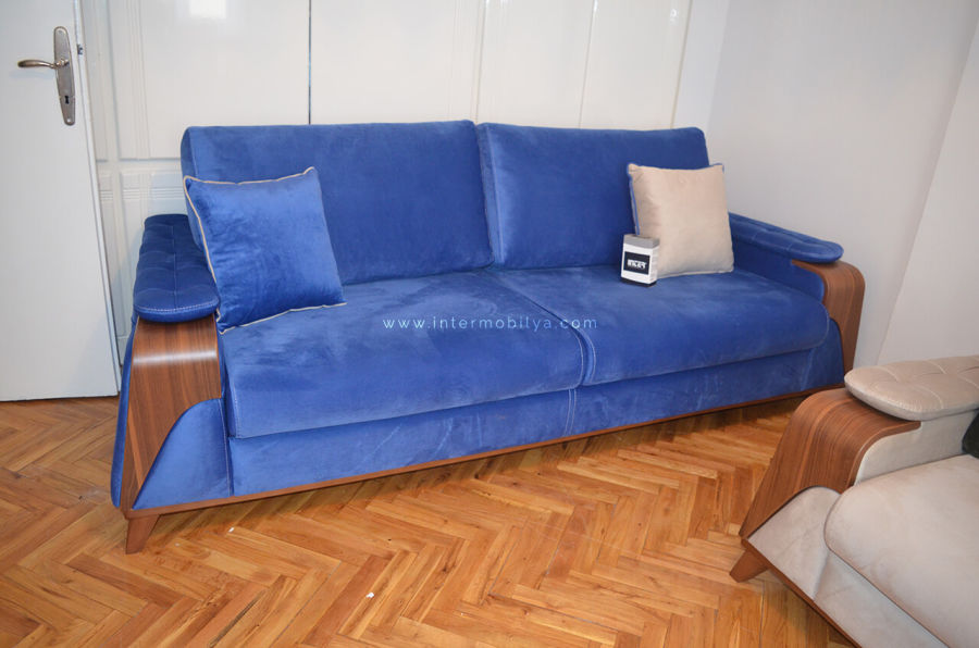 Şenpekmezci ailesinin mavi-krem tonlarındaki oturma odası