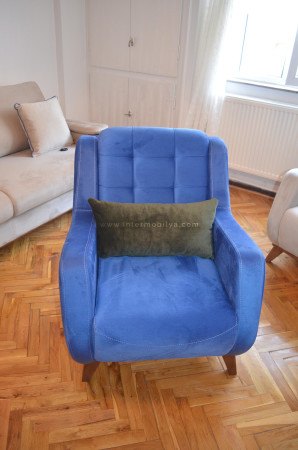 Şenpekmezci ailesinin mavi-krem tonlarındaki oturma odası - Thumbnail