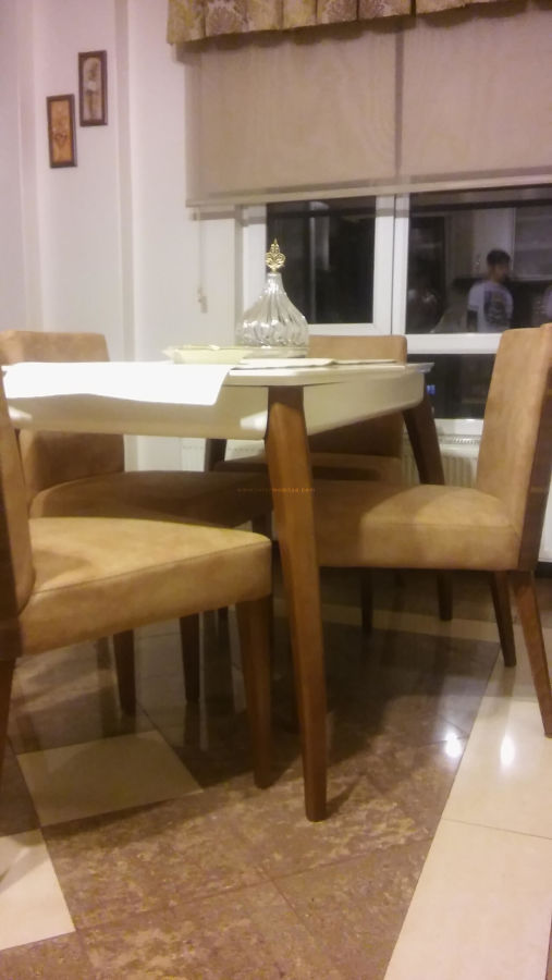 Hösükler ailesinin mutfakları için seçtikleri sırtı ahşap sandalye
