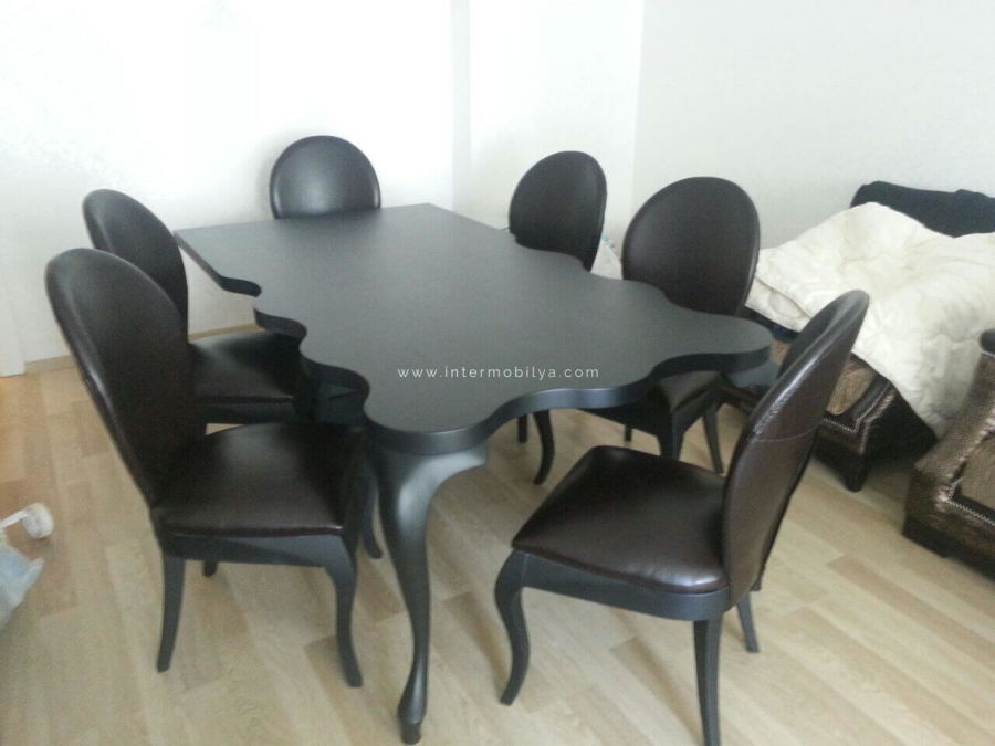 Kıroğlu ailesinin düğmeli l koltuk takımı ve mat siyah yemek masası