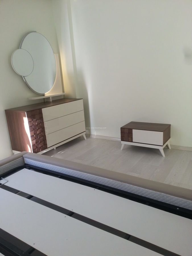 Özyurtseven ailesinin ekru-ceviz tonlarında modern yatak odası