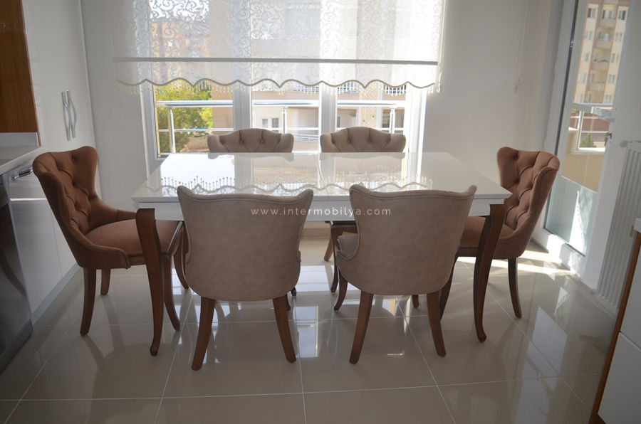 Kaplan ailesinin kullanışlı ve stil sahibi mutfak masası ve sandalyeleri