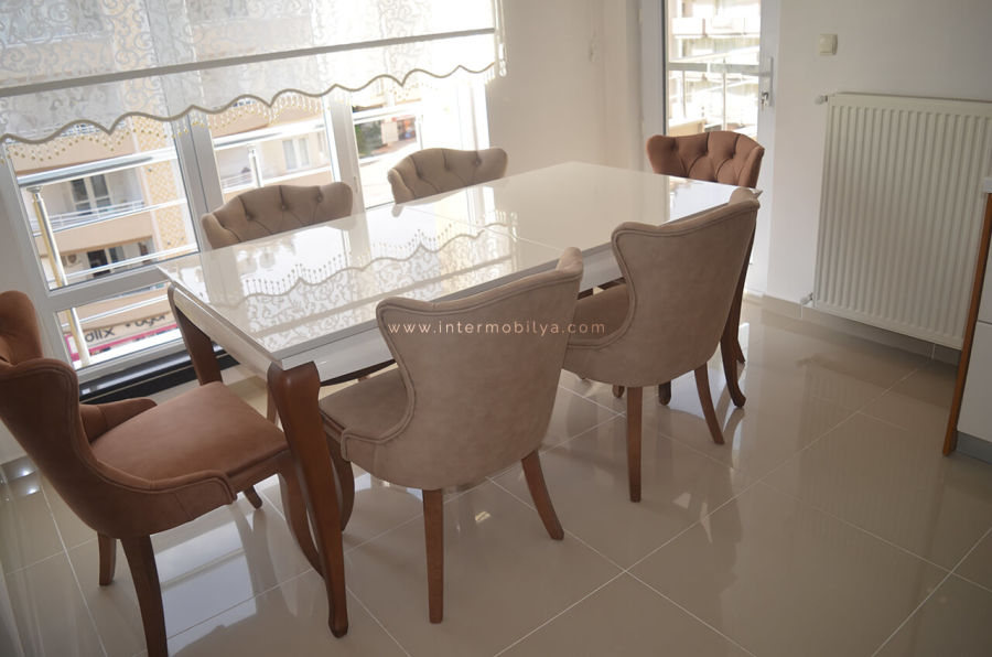 Kaplan ailesinin kullanışlı ve stil sahibi mutfak masası ve sandalyeleri